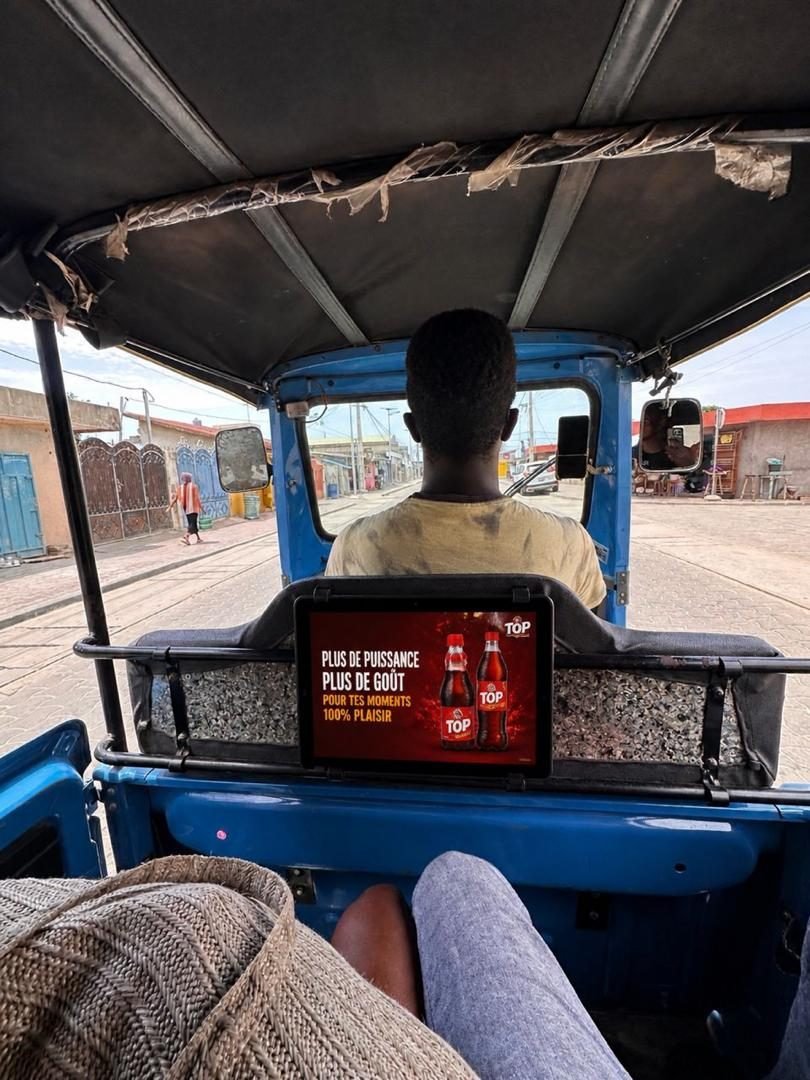 Tablette publicitaire installée dans un tricycle à Cotonou