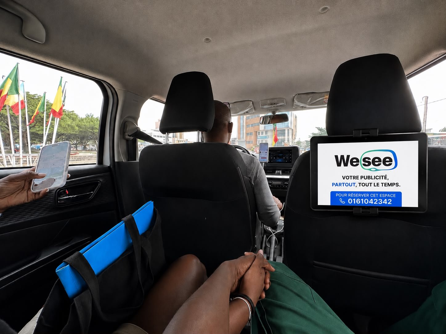 Tablette WeSee installée à l'arrière d'un taxi à Cotonou